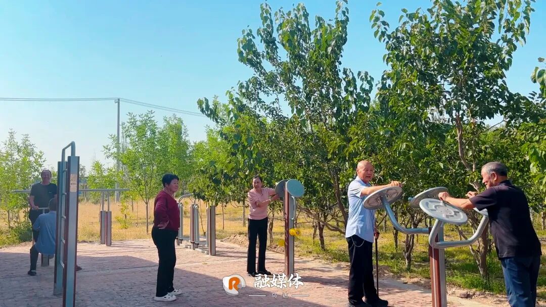 乌兰淖尔镇大爷大妈们家门口的“健身派对”→